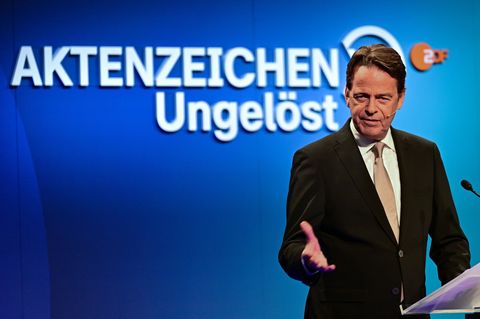 Moderator Rudi Cerne im Studio von Aktenzeichen XY