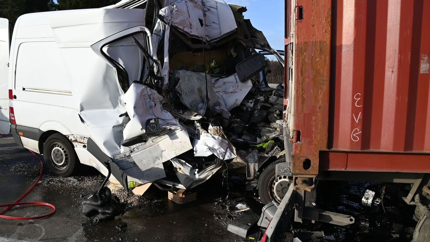 Tödlicher Unfall: Transporter prallt an Stauende in Lkw - Beifahrer stirbt