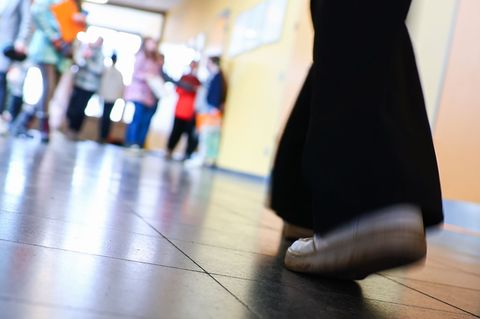 Die Hamburger Schulbehörde teilte mit, dass verbotene Ferienverlängerungen zunehmen. (Symbolbild) Foto: Christian Charisius/dpa