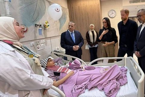 Prinz Harry (2.v.r.) und Herzogin Meghan (3.v.r.) haben ein Krankenhaus im jordanischen Amman besucht.
