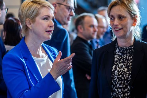 Bildung sei der Schlüssel für fast alle Probleme im Land, sagte Bundesbildungsministerium Karin Prien (r. CDU). Foto: Jens Büttn