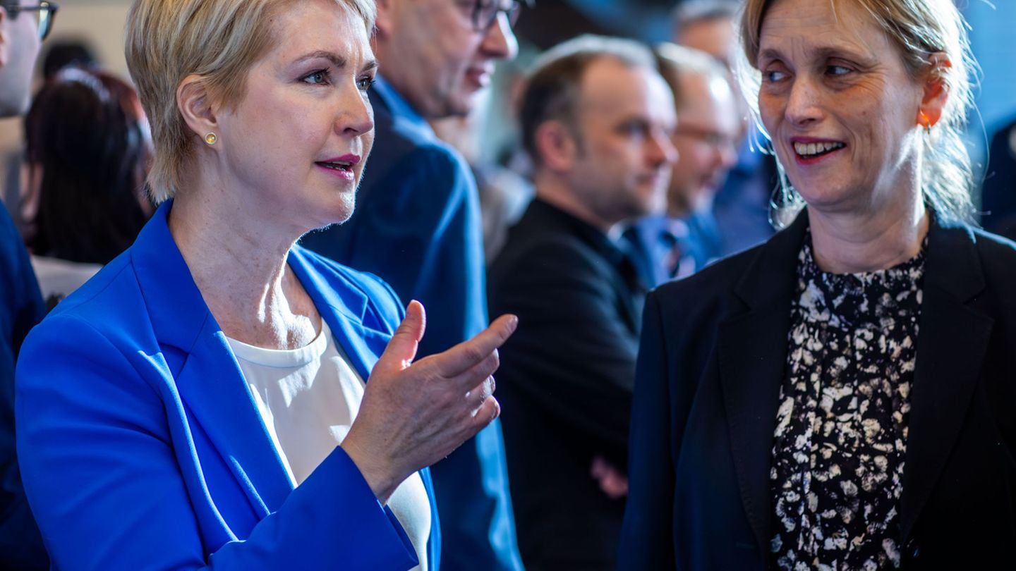 Bildung sei der Schlüssel für fast alle Probleme im Land, sagte Bundesbildungsministerium Karin Prien (r. CDU). Foto: Jens Büttn