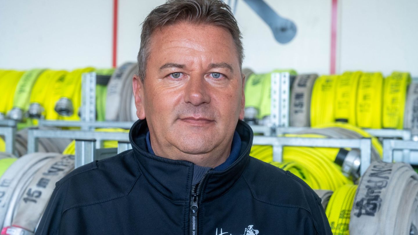 Laut Kay Mittelbach, Vorsitzender des Kreisfeuerwehrverbands Vorpommern-Rügen, müssen aktuell ungewöhnlich viele Feuerwehrschläu