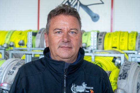 Laut Kay Mittelbach, Vorsitzender des Kreisfeuerwehrverbands Vorpommern-Rügen, müssen aktuell ungewöhnlich viele Feuerwehrschläu