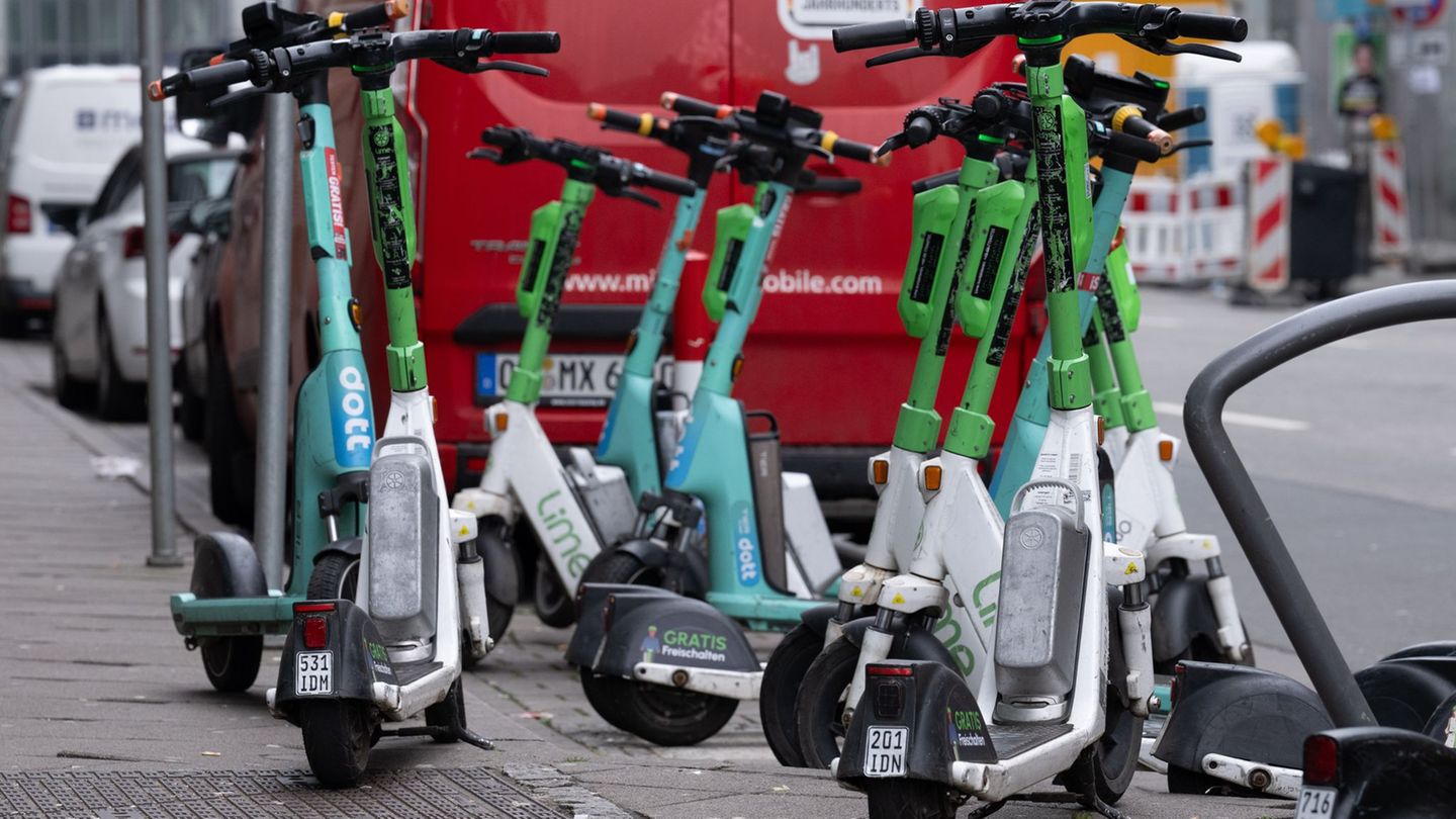 Werden E-Scooter falsch geparkt, müssen die Verleiher sie entfernen. Foto: Boris Roessler/dpa