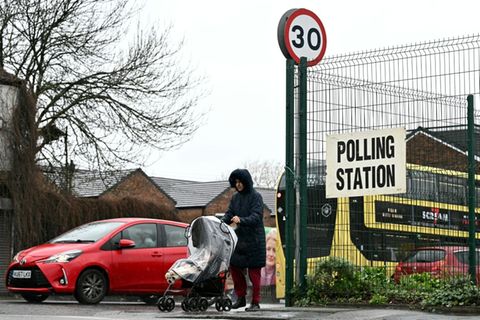 Hinweisschild auf Wahllokal in Manchester