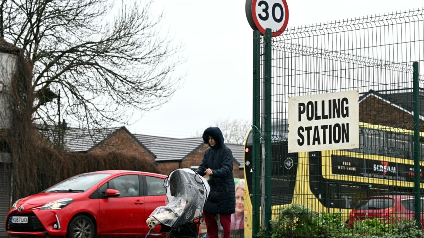 Hinweisschild auf Wahllokal in Manchester