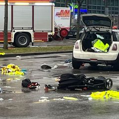 Der Kinderwagen vor dem Auto des Täters. (Archivbild) Foto: Christoph Trost/dpa