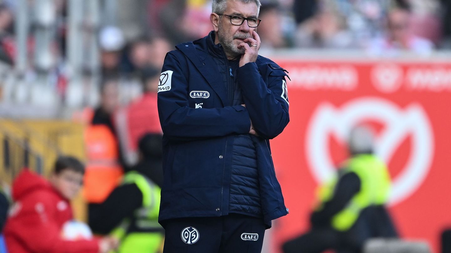 Urs Fischer überlegt, wie er mit Mainz Punkte in Leverkusen holen kann (Archivbild). Foto: Florian Wiegand/dpa
