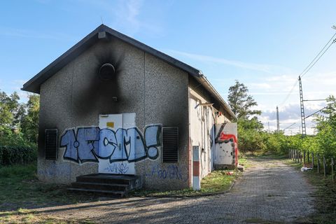 Das Stellwerk Gerwisch war irreparabel beschädigt worden. (Archivbild) Foto: Jan Woitas/dpa