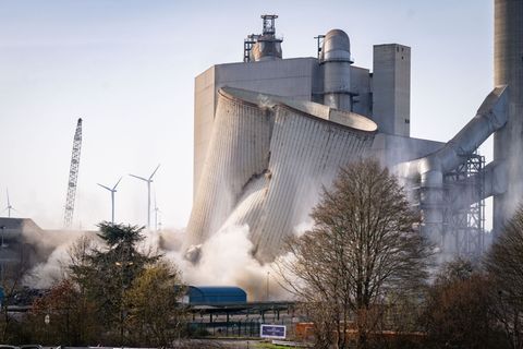 Ein 117 Meter hoher Kühlturm des stillgelegten Braunkohlekraftwerks Frimmersdorf wird kontrolliert gesprengt. Auf dem Gelände so