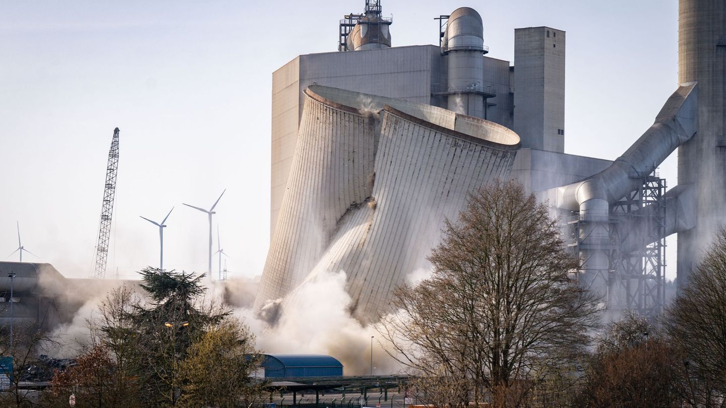 Ein 117 Meter hoher Kühlturm des stillgelegten Braunkohlekraftwerks Frimmersdorf wird kontrolliert gesprengt. Auf dem Gelände so
