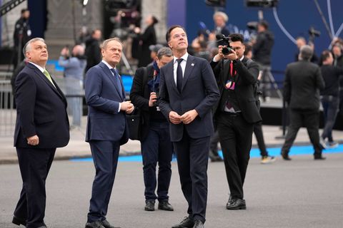 Kann Nato-Generalsekretär Mark Rutte (r) in dem aktuellen Konflikt vermitteln? Ungarns Ministerpräsident Viktor Orban (l) steckt