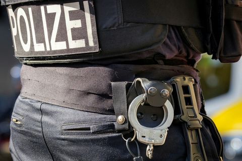Polizeibeamter mit Handschellen