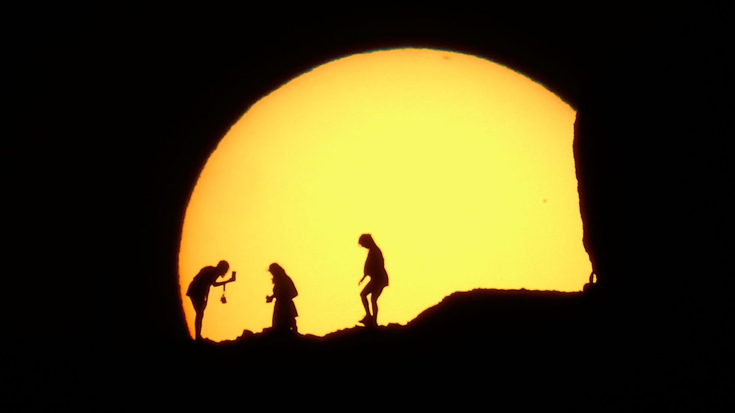 Menschen fotografieren die untergehende Sonne im Papago Park