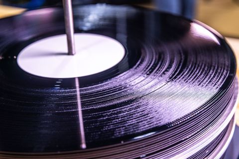 Es gibt einen Retrotrend zur Vinylschallplatte. (Symbolbild) Foto: Jens Büttner/dpa/dpa-tmn