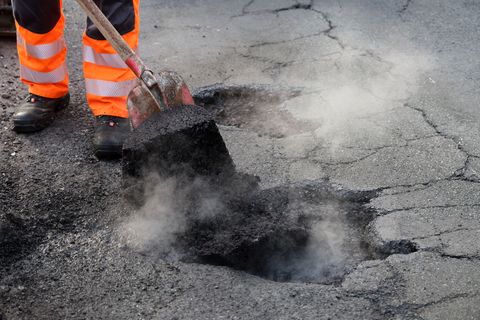 Arbeiter der Straßenmeistereien führen derzeit an vielen Stellen in ganz Deutschland Notreparaturen von Schlaglöchern durch. (Sy