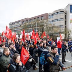 Gegen die geplanten Werksschließungen demonstrierten vor dem Nürnberger Standort Beschäftigte und Gewerkschaft. Foto: Daniel Kar