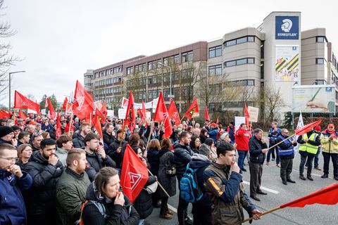 Gegen die geplanten Werksschließungen demonstrierten vor dem Nürnberger Standort Beschäftigte und Gewerkschaft. Foto: Daniel Kar
