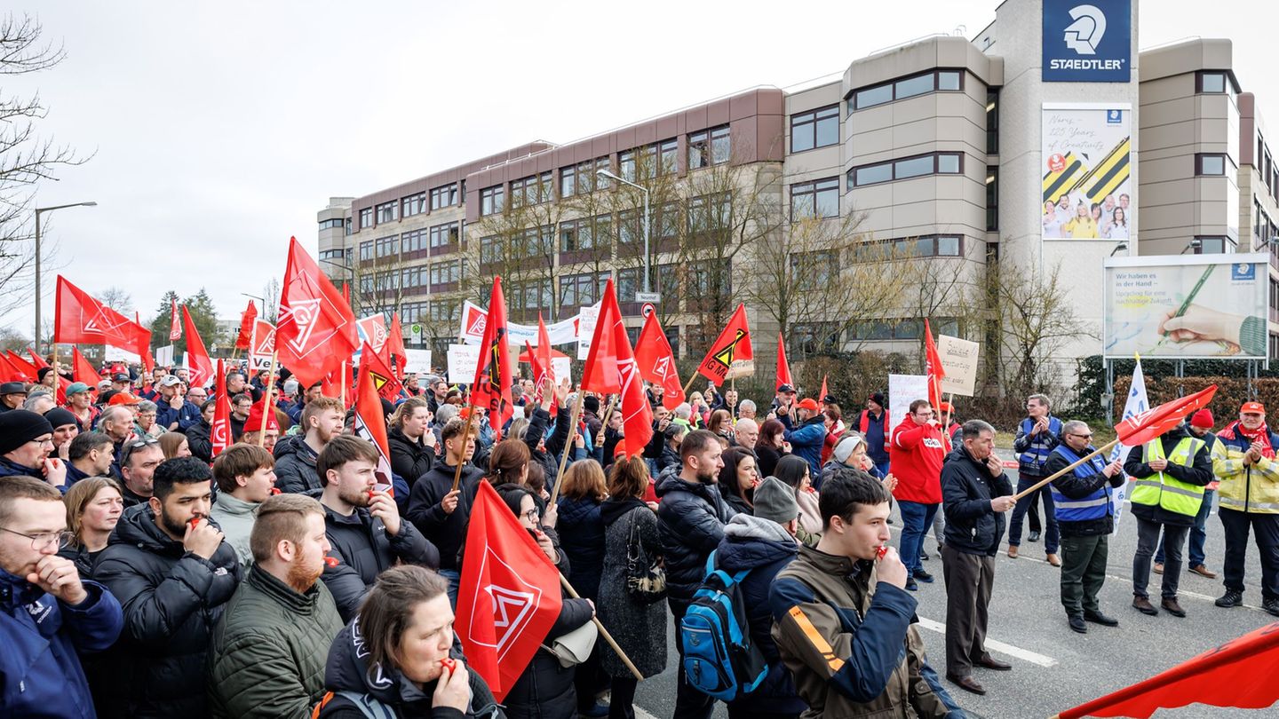 Gegen die geplanten Werksschließungen demonstrierten vor dem Nürnberger Standort Beschäftigte und Gewerkschaft. Foto: Daniel Kar