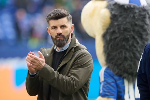 Schalkes Trainer Miron Muslic muss möglicherweise auf Torhüter Karius verzichten. (Archivbild) Foto: Bernd Thissen/dpa