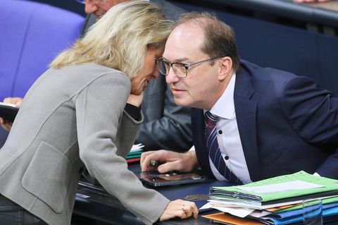 Daniela Ludwig und Alexander Dobrindt sprechen miteinander. Vielleicht über Scheinvaterschaften