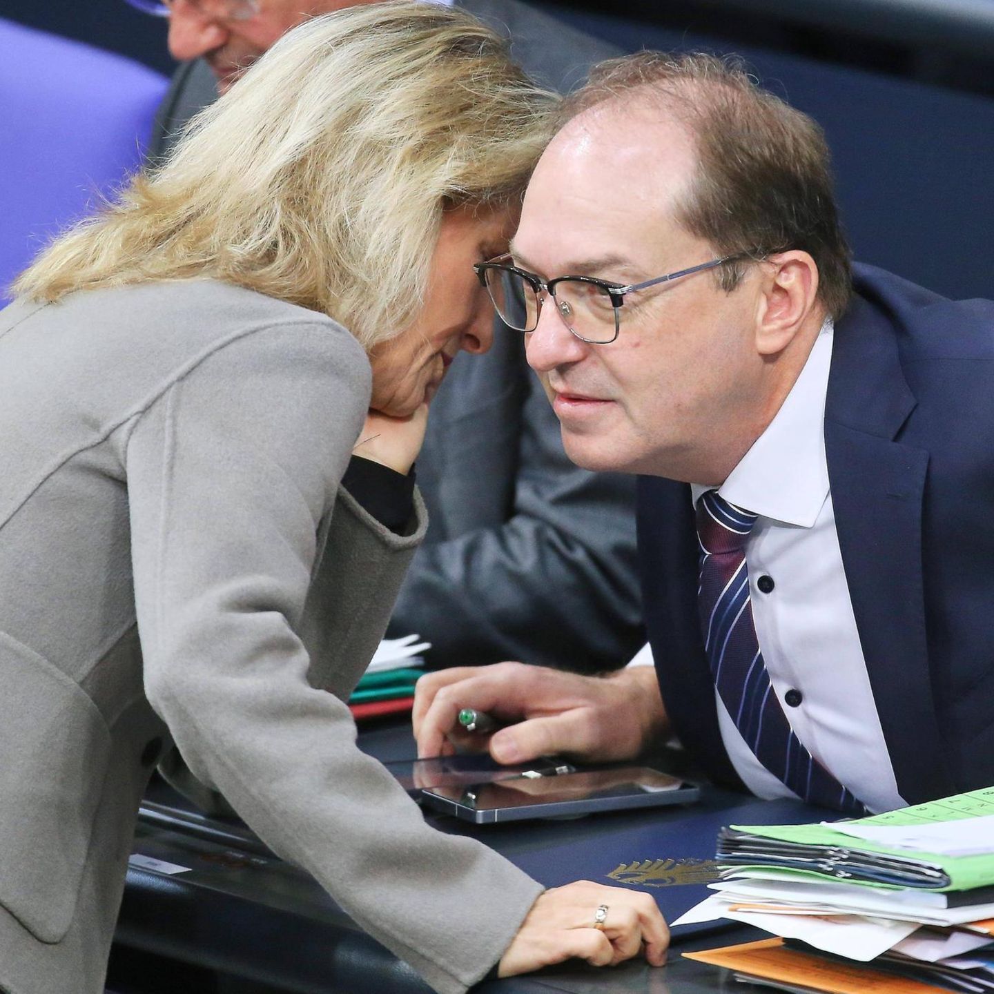 Daniela Ludwig und Alexander Dobrindt sprechen miteinander. Vielleicht über Scheinvaterschaften