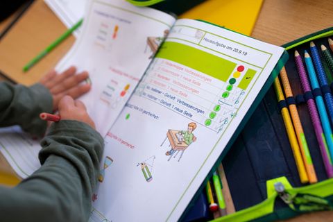 Die Folgen des Stellenmoratoriums sind teils größere Klassen und der Wegfall von Wahlfächern und AGs. (Symbolbild) Foto: Sven Ho