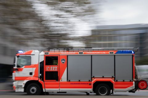 Auch die Frankfurter Feuerwehr war wegen des Gebäudeschadens im Einsatz. (Symbolbild) Foto: Boris Roessler/dpa