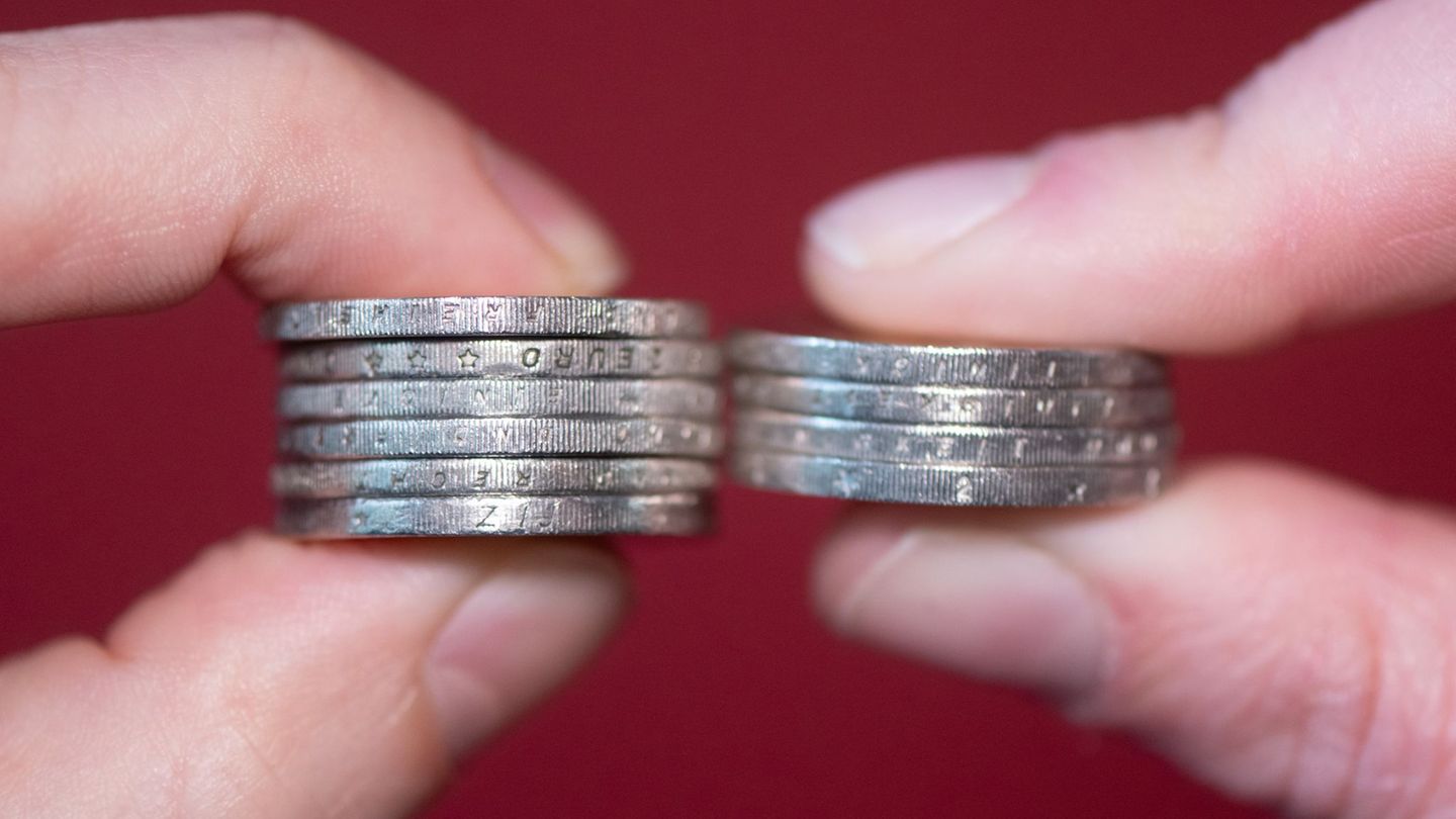 Die Lohnlücke zwischen Männern und Frauen ist im Westen größer als im Osten. (Symbolbild) Foto: Sebastian Kahnert/dpa