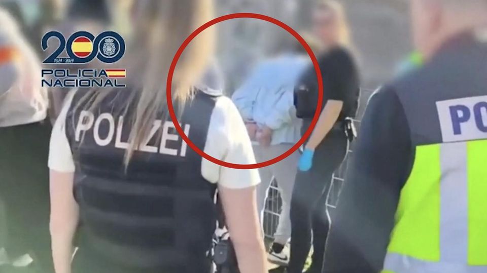 Deutsche und spanische Polizisten nehmen eine Person fest.