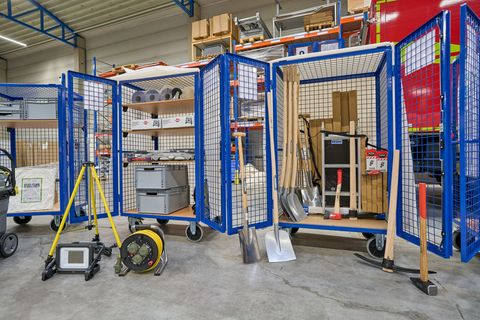 Spaten, Spizzhacke, LED-Strahler und vieles mehr: Ein Ausrüstungsset verteilt sich auf zehn Gitterwägen, mit denen es schnell in