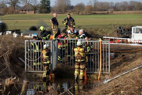 In einem Bachlauf bei Hammoor haben Einsatzkräfte einen Leichnam entdeckt. Foto: Carsten Neff/dpa