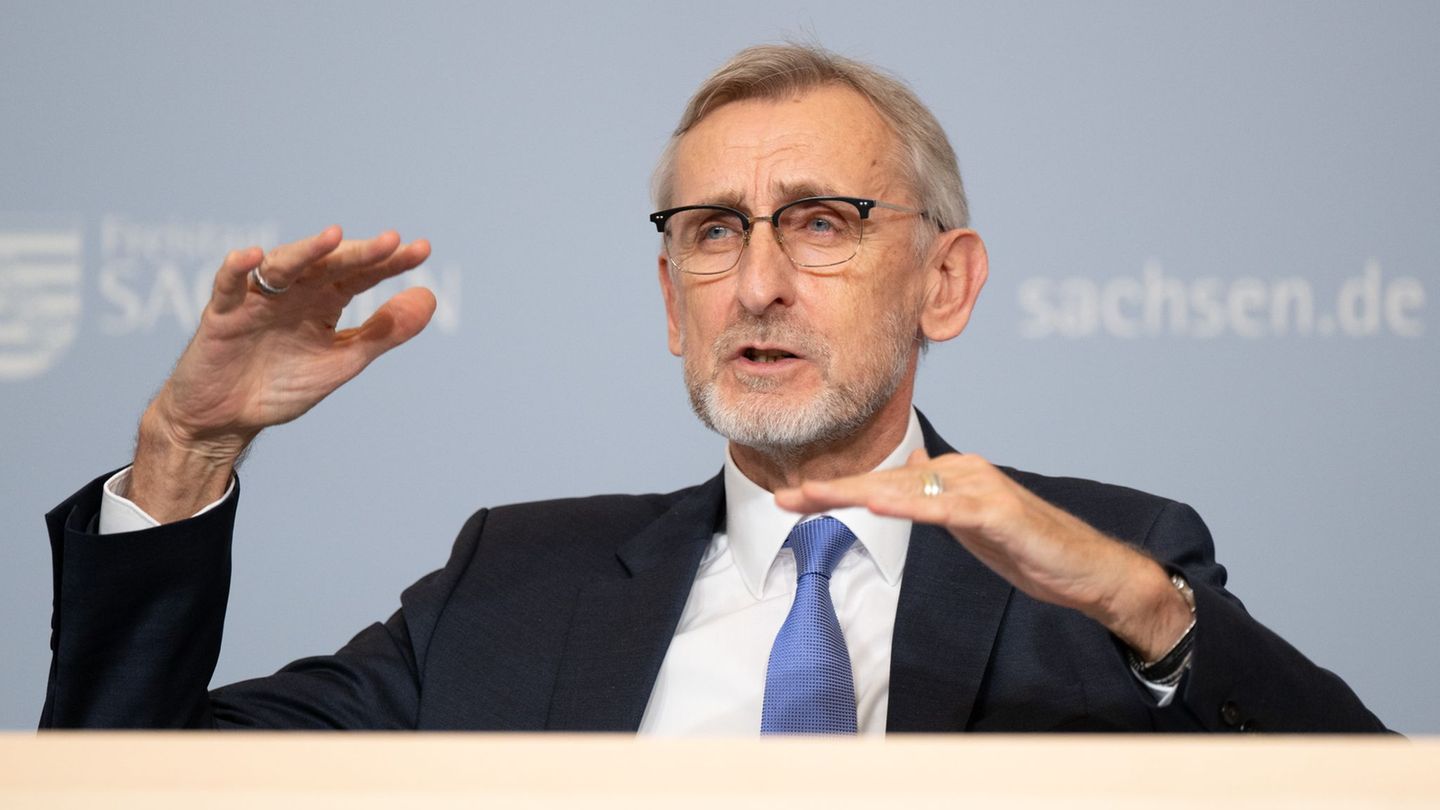 Der sächsische Innenminister Armin Schuster hat die frühere Bundesregierung nach der Gerichtsentscheidung zur AfD-Einstufung kri