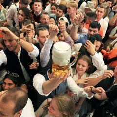 Die Plätze in den Bierzelten sind begehrt - aber Vorsicht vor Nepp bei der Reservierung. (Archivbild) Foto: Karl-Josef Hildenbra
