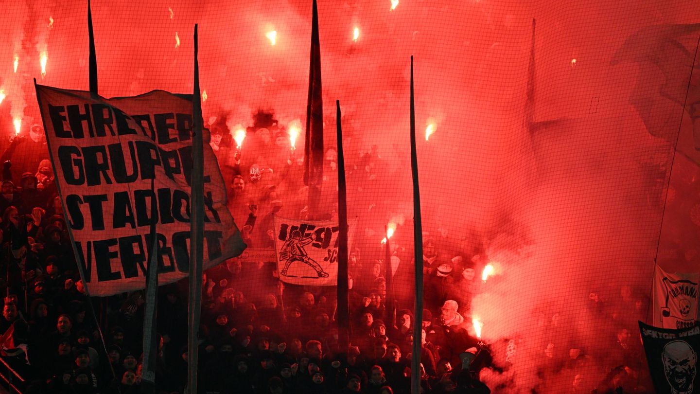 Im Spiel gegen den 1. FC Köln brannten Fans von Eintracht Frankfurt Pyrotechnik ab. (Archivbild) Foto: Federico Gambarini/dpa