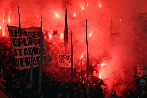 Im Spiel gegen den 1. FC Köln brannten Fans von Eintracht Frankfurt Pyrotechnik ab. (Archivbild) Foto: Federico Gambarini/dpa