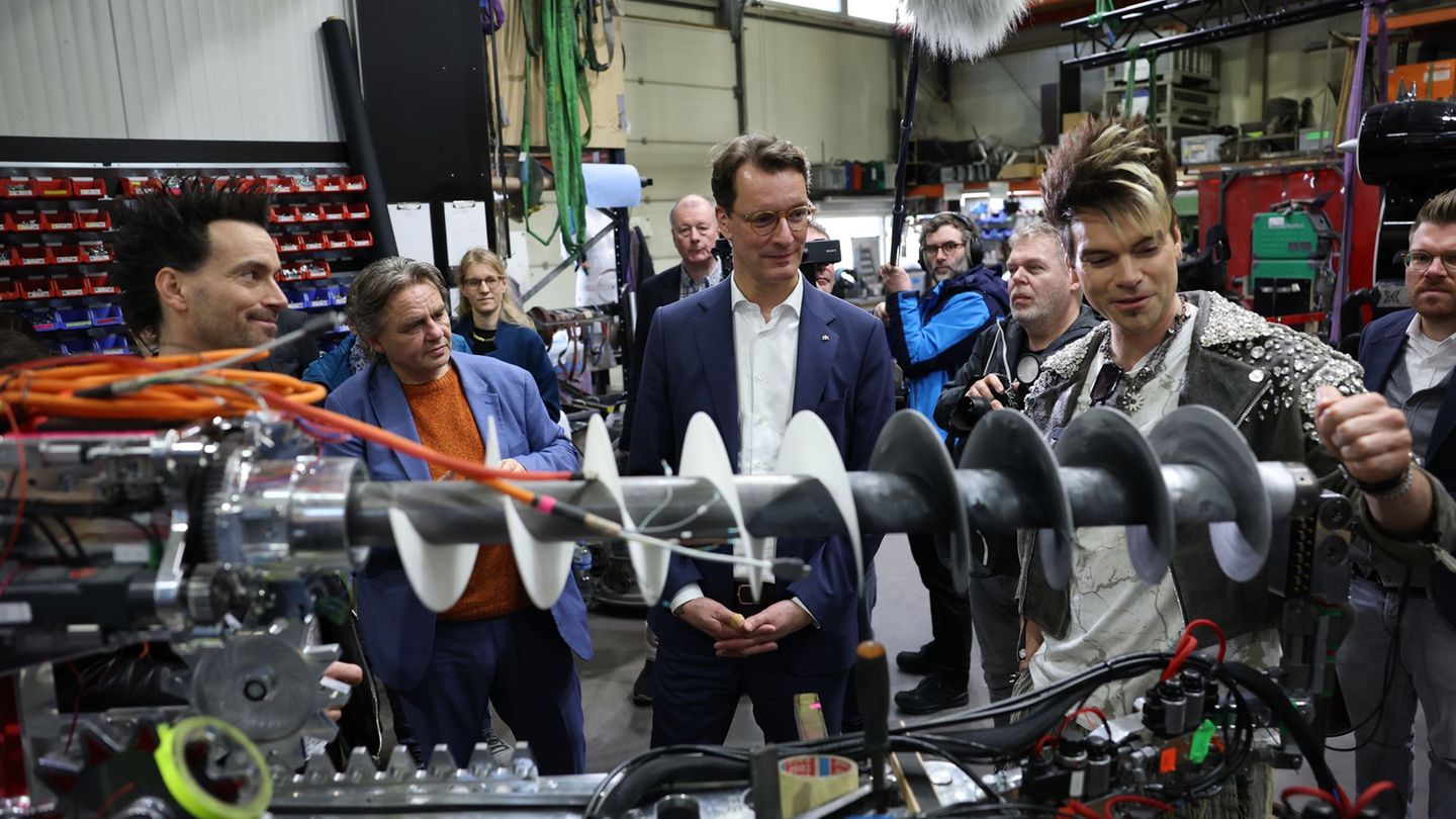 NRW-Ministerpräsident Hendrik Wüst lässt sich von den "Ehrlich Brothers" die Werkstatt der Zauberer zeigen. Foto: Friso Gentsch/