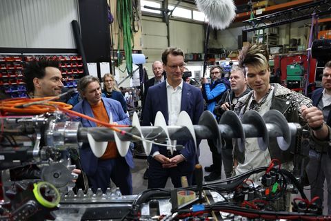 NRW-Ministerpräsident Hendrik Wüst lässt sich von den "Ehrlich Brothers" die Werkstatt der Zauberer zeigen. Foto: Friso Gentsch/