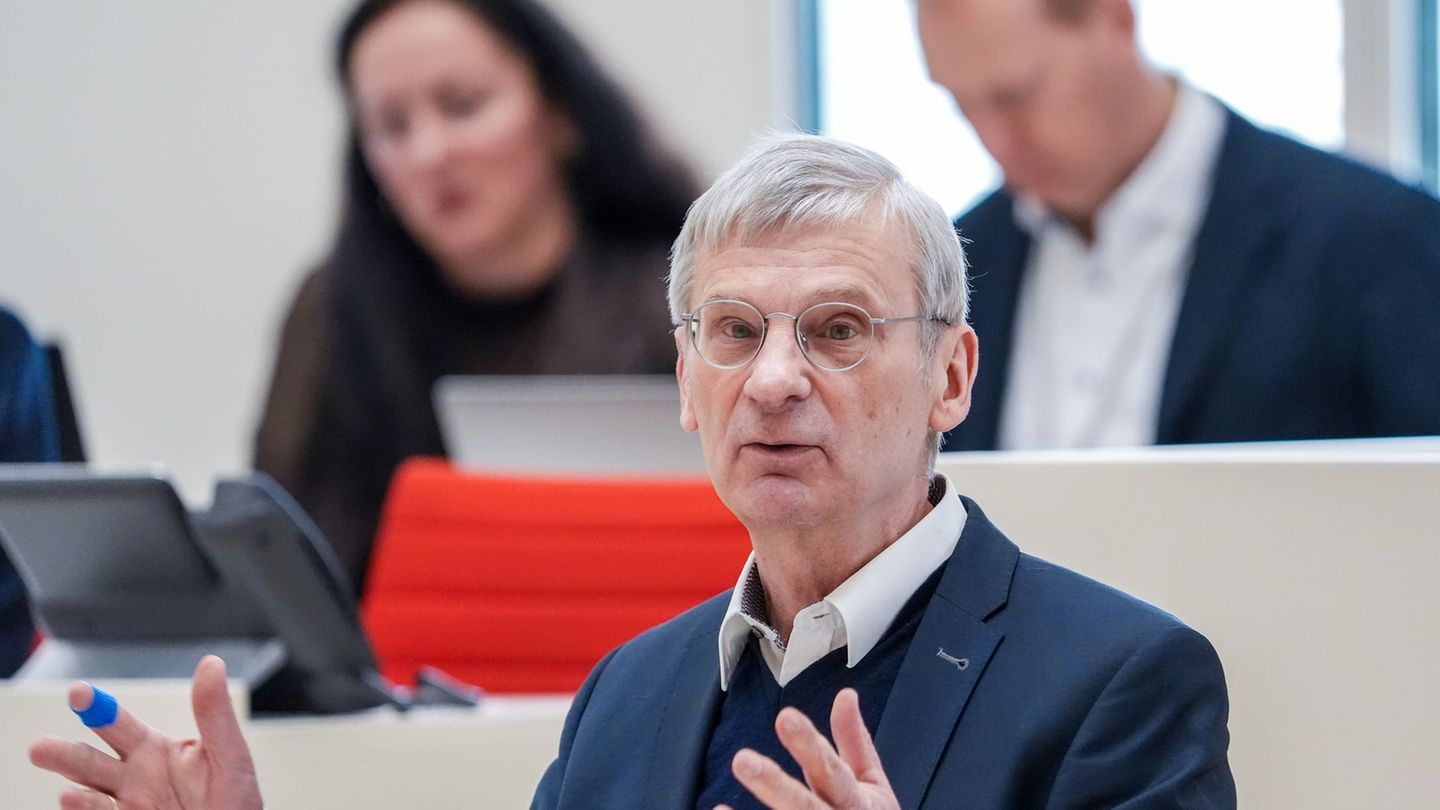 Die AfD im Landtag von Brandenburg will einen Untersuchungsausschuss, der sich mit den Umständen und Kosten der Flüchtlingsunter