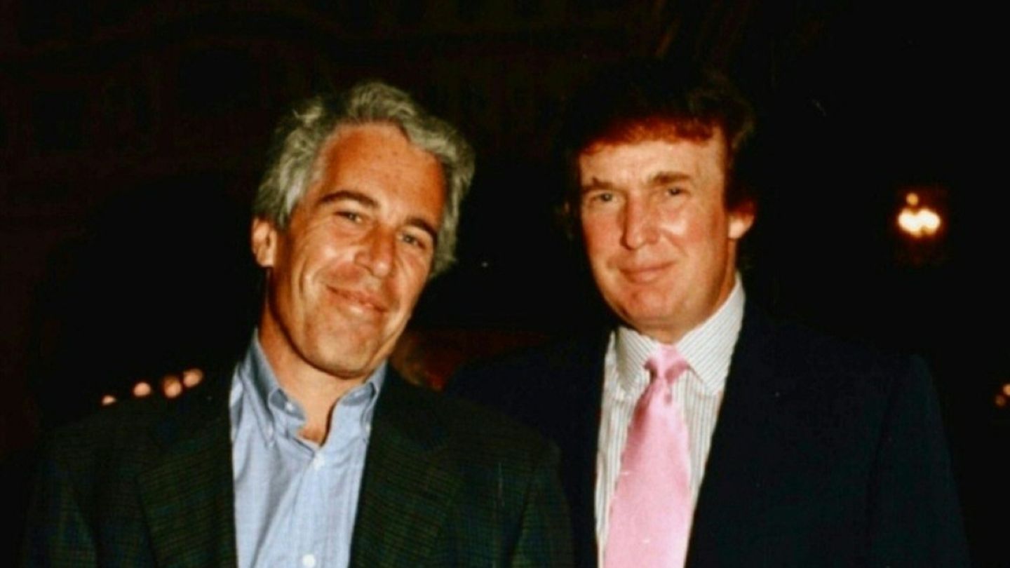 Ein Foto aus den Akten zeigt Epstein und Trump (rechts)