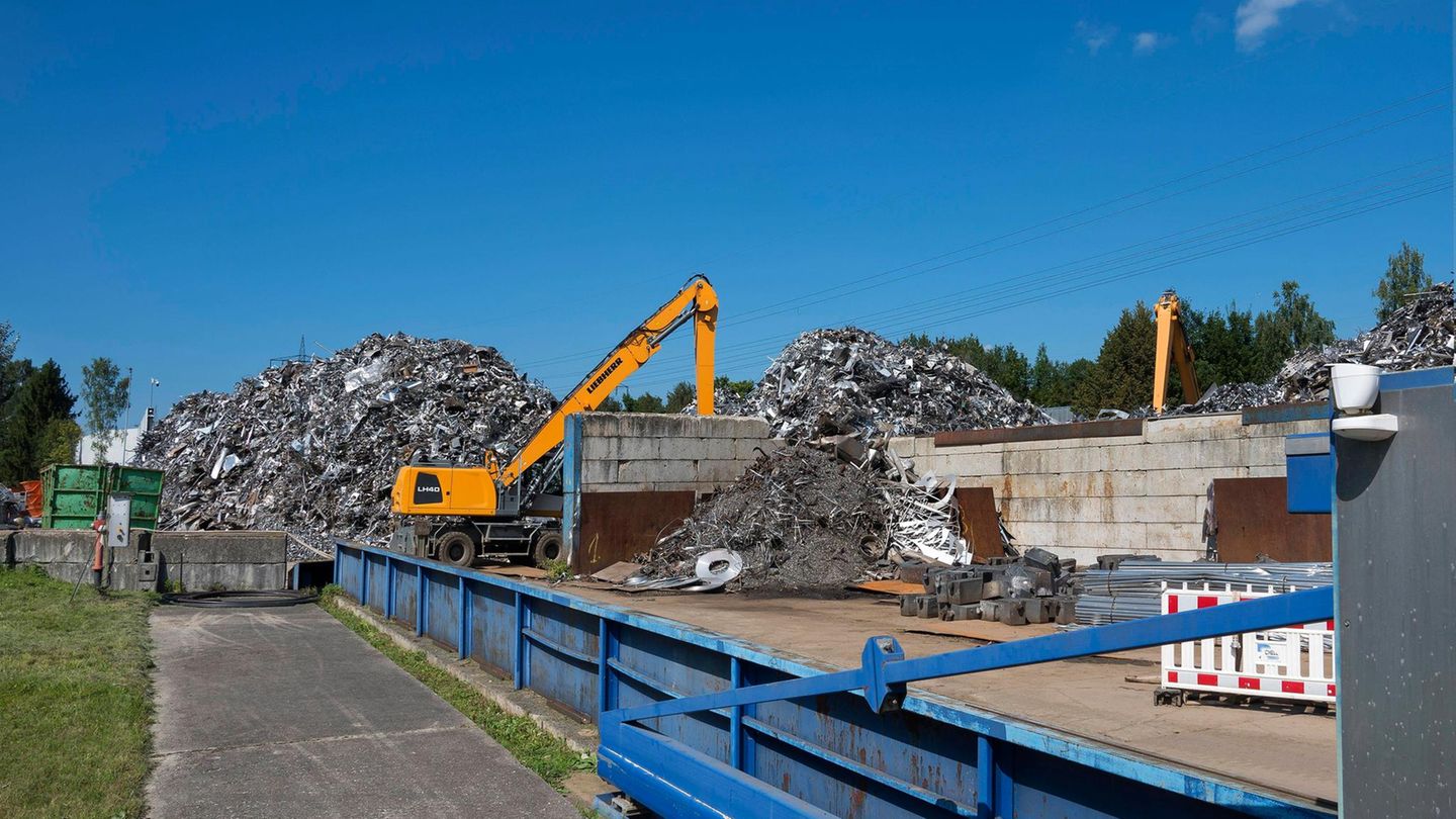 München: 82-Jähriger in Schrottauto von Bagger erdrückt
