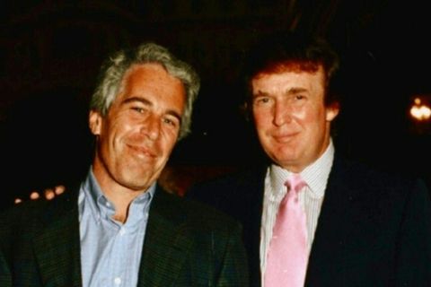 Ein Foto aus den Akten zeigt Epstein und Trump (rechts)