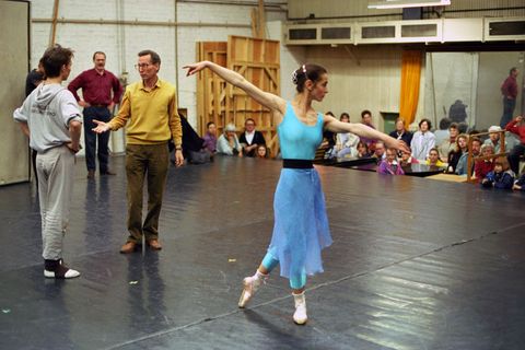 Der ehemalige Chefchoreograph der Komischen Oper Berlin, Tom Schilling (2.v.l.), starb kurz vor seinem 98. Geburtstag. (Archivbi