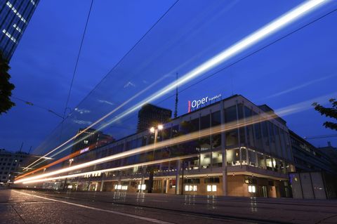 Im Stadtteil Sossenheim soll ein gemeinsames Lager für Schauspiel und Oper entstehen. (Archivbild) Foto: Arne Dedert/dpa