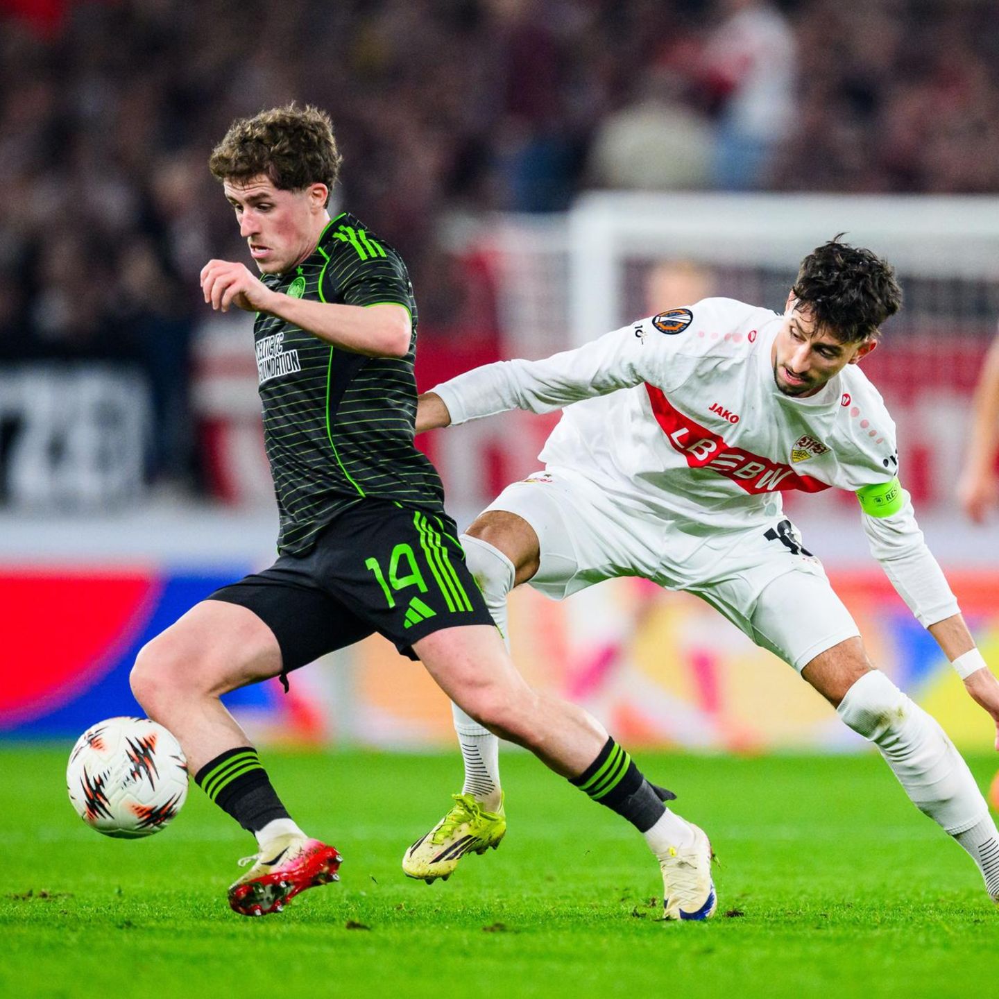 Luke McCowan (Celtic Glasgow) in Aktion gegen Atakan Karazor (r, VfB Stuttgart)