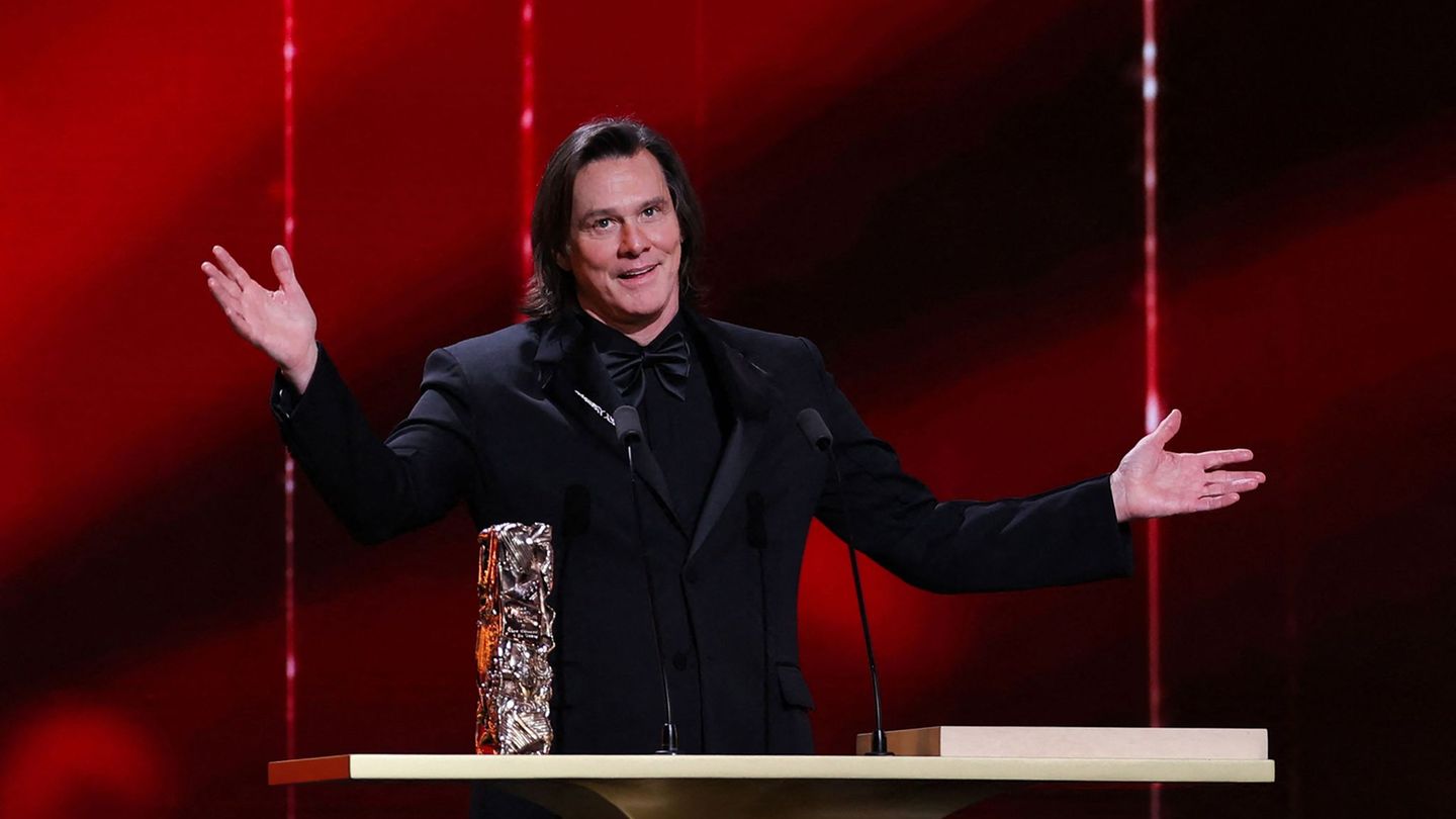 Bei minutenlangen Ovationen bedankte sich Jim Carrey auf Französisch für die Ehrentrophäe. Foto: Thomas Samson/AFP/dpa