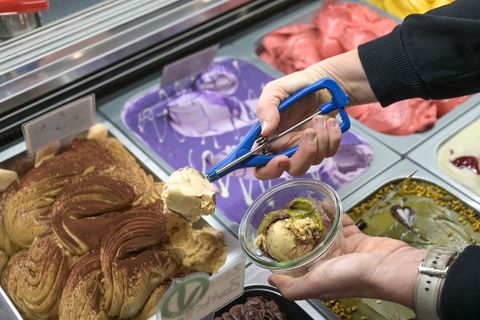 Im Sommer sind Sorbets und Fruchteissorten sehr beliebt. (Archibild) Foto: Heiko Rebsch/dpa
