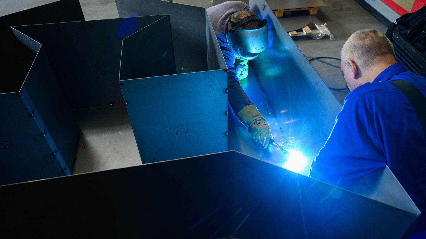 Wacken-Fans werden in diesem Jahr mit einem neuen Schriftzug am Ortseingang begrüßt. Foto: Jonas Walzberg/dpa