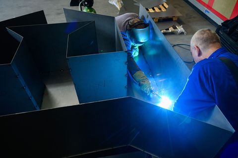 Wacken-Fans werden in diesem Jahr mit einem neuen Schriftzug am Ortseingang begrüßt. Foto: Jonas Walzberg/dpa